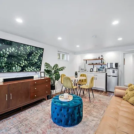 Stylish 2 Bedroom Apt Steps From Regis Tennyson St